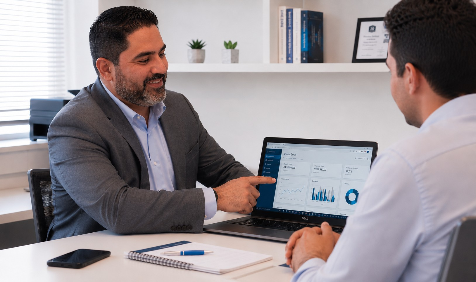 Contador da FJL Contabilidade atendendo um cliente